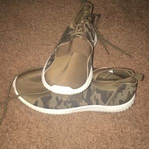 army green gym shoes